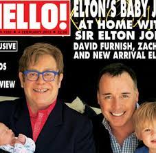 Danach zog sich elton john für fast zwei jahre komplett aus der öffentlichkeit zurück und absolvierte bis auf einen einzigen auftritt mit george michael im jahr 1991 keine weiteren bühnenauftritte. Zwei Manner Zwei Sohne Und Jede Menge Vaterstolz Sir Elton John Zeigt Baby Elijah Welt