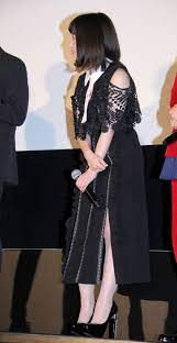 写真特集 6 11枚 橋本環奈 スリット入り黒ワンピ ハイヒールの 大人コーデ ピンクのリボンがアクセント 毎日キレイ 黒ワンピ ファッションアイデア スポーティな女の子