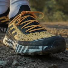 Sehr häufig setzten die designer der beliebten sportmarke durch eine weiße sohle einen sehr starken kontrast. Gold Frauen Schuhe Adidas Deutschland