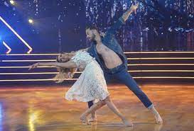 Dancing with the stars on monday crowned bachelor alum kaitlyn bristowe and artem chigvintsev the new champions. Dancing With The Stars Recap Season 29 Finalists Revealed Tvline