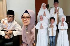 Zacky mirza sempat mengucap tiga kali kalimat syahadat. Sempat Cerai 2 Tahun 10 Kemesraan Ustaz Zacky Mirza Dan Shinta Tanjung