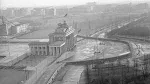 Mit dem bau der mauer wurde es gestopft. Bau Der Berliner Mauer Der Mortel Ist Noch Frisch Sz De In 2020 Bau Der Berliner Mauer Berliner Mauer Fotojournalismus