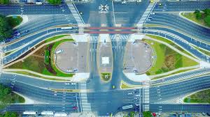Se levanta en la intersección de las avenidas 9 de julio y corrientes, en pleno centro porteño, y marca el lugar donde se izó por fue inaugurado en 1936 para conmemorar el cuarto centenario de la primera fundación de buenos aires. Obelisco Buenos Aires Argentina