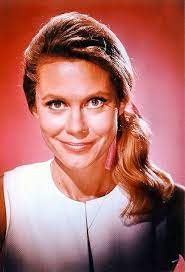 Elizabeth Montgomery Heart Necklace Elizabeth At The 1966 Emmys Elizabeth At The 1966 Emmys D Elizabeth Montgomery Bewitched Elizabeth Montgomery Elizabeth