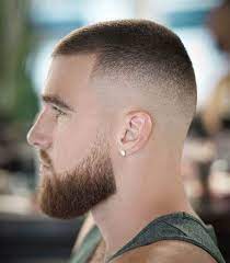 Die Frisur Der Buzzcut Manner Fur Einen Minimalisten Buzzcut Die Eine Buzzcut Buzzcutmanner Herrenfrisuren Militarhaarschnitte Armee Haarschnitt