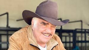 Vicente fernandez se volvió tendencia en las redes tras darse a conocer este tercer caso de acoso momento en el que el artista aprovecha para tocar el seno de la joven mientras la abraza por detrás. Aya Hmowen3g8m