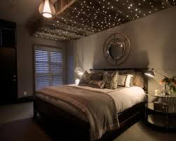 Die optik spielt eine entscheidende rolle, wenn es um ein schönes schlafzimmer geht. Romantisches Und Gemutliches Schlafzimmer Mit Lichterketten Deko Foto Veroffentlicht Von Crea Auf Spaaz De