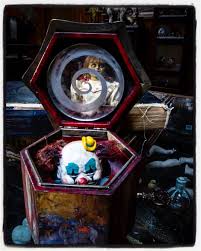 Annabelle Shown In The Reflection Of The Cursed Music Box From The 1st Conjuring Artesanato Diy Filmes Diy