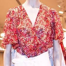 Diese Bluse Mit Retro Blumenmuster Haben Wir Gerade Bei Mango Entdeckt Steht Ihr Auch So Auf Den Look Mit Floralen Prints Clothes Instagram Posts Trending