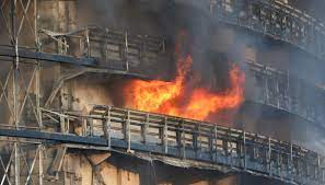 A fuoco mansarda in un condominio. V 5orlzpu1ltpm