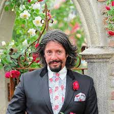 Laurence's personal charisma and ability to inspire people to express themselves have established him as the uk's favourite and most easily identifiable interior designer. Inside Laurence Llewelyn Bowen S Stunning Cotswolds Home