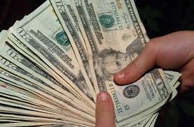 O chelneriță din san antonio, texas, a primit un bacșiș de 2.000 de dolari de la un client, care a plătit cu cardul. Un Curier A Primit BacÈ™iÈ™ De 12 000 De Dolari