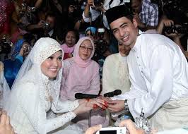 Sheikh muszaphar shukor sheikh mustapha al masrie am ( born july 26, 1972 in kuala lumpur, malaysia) is a malaysian doctor and the first, and so far only, spaceman his country. Sambut Anniversary Ke 9 Isteri Dr Sheikh Muszaphar Menitiskan Air Mata Sebab Erin Sakura