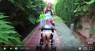Grafică acestui cântecel animat este realizată de tralala şi include versurile. This Dad Got Kicked Off Youtube For Making Disturbing Videos Of His Daughters That Millions Of People Watched
