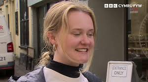 Pa mor frenhingar ydy Cymru?