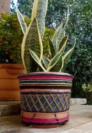 Nursery pot, hanging baskets etc. How Yarn Scraps Transformed This Cheap Plastic Pot Plastic Flower Pots Diy Flower Pots Flower Pots