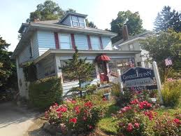 Candlelight inn bed & breakfast. Outside The Candlelite Inn They Keep The Grounds Well Picture Of Candlelite Inn Bed Breakfast Ludington Tripadvisor