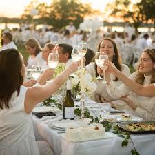 The best dinner parties, in my opinion, are the ones where the food is made well in advance. How To Throw An Elegant All White Dinner Party According To The Host Of Nyc S Diner En Blanc Architectural Digest