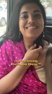 A chaotic but fun photo day with @womenofmusicindia @aniphotoguy  @dimple_jeeya @apriyamakeup 🐝🐝🐝, Wearing my ‘kahin duur’ merch by  @acreatorsstudio (shop