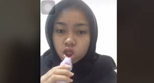 Video viral di masukin botol. Ditonton 10 Juta Kali Video Wanita Tebalkan Bibir Pakai Botol Yakult Viral Berita Hits