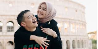 Keduanya berjalan beraturan menuju rumah tetangga beliau. 50 Kata Kata Untuk Suami Romantis Bikin Hubungan Tambah Harmonis Dream Co Id