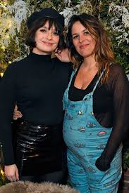 Born 21 may 1973) is an english comedian, writer, actor, artist, musician and television presenter. Is Noel Fielding About To Become A Dad Lliana Bird Dodges Drinks And Sports Baby Bump At Gizzi Erskine S Party London Evening Standard Evening Standard