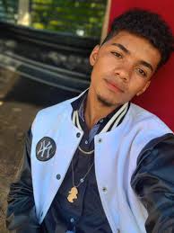 Daddy Yankee empezó a improvisar con el sonido que le puse y saco la letra  de la canción, luego le salió el estribillo: "Si me preguntan a nadie yo le  debo", realmente