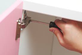 Scharniere an der schranktür justieren und schrauben fest anziehen. Topfscharnier Einstellen So Wird S Gemacht