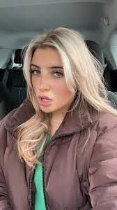 Robyn Mansfield's Instagram, Twitter & Facebook