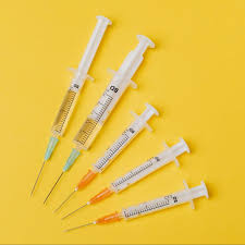 由上可以看出，astm测试标准里是以0.1微米颗粒来测试pfe颗粒过滤效率的。 最低级的level 1医用口罩必须要能过滤95%或以上飞沫中携带的细菌和病毒，更高级的level 2和level 3医用口罩，都可以过滤98%或以上飞沫携带的细菌和病毒， 三个等级之间最大差别在于流体阻力。 Hvyanxoyv4mgem