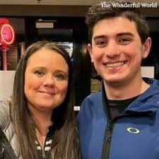 What is the age of the Buttonball Tree in Sunderland, Massachusetts?