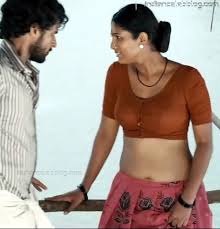 She wears this beautiful saree slightly flaunting her hips and navel with a contrast brocade blouse and keeps. Vinutha Lal Mallu Actress Ps1 12 Hot Saree Less Pics Indiancelebblog Com