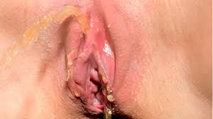 Девушка писает крупным планом