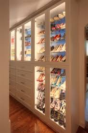 Custom closets and storage solutions to fit your home's specific needs. Schrank Und Aufbewahrungskonzepte Schuhablage Mit Verbesserten Glasturen Glasboden Aufbewa Closet Shoe Storage Glass Shelves In Bathroom Glass Shelves