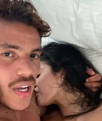 Jonathan dos santos y marta carriedo hicieron oficial su relación a principios del mes de junio. Escandalo Futbolista Jonathan Dos Santos Publica Por Error Foto Sexual Acostado En La Cama Con Kylie Jenner Foto