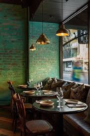 Astuce Petits Espaces Une Banquette Dans La Cuisine Interieur De Restaurant Interieur Pub Murs Interieur De Briques