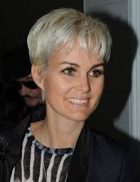Laeticia Hallyday Ses 10 Looks Coiffures Decryptes Idees Cheveux Courts Longues Coiffures Pixie Cheveux Courts