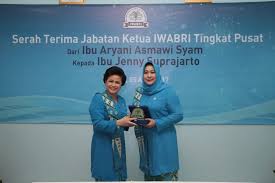Model kebaya modern warna pastel akan terkesan lembut dan feminisme. Sertijab 5 April 2017 Ikatan Wanita Bank Rakyat Indonesia