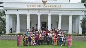Bisa diartikan juga sebagai mengolah tanah atau bertani. Isabelle Belajar Budaya Minangkabau Di Padang Ozip Magazine