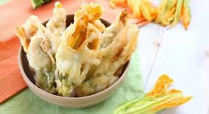 Scolate la pastella in eccesso e tuffate ogni fiore nella padella con l'olio. Fatto In Casa Da Benedetta Fiori Di Zucca Fritti Croccanti Facebook