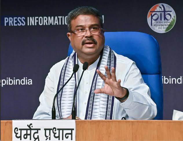 Dharmendra Pradhan defends NEP, questions Tamil Nadu's opposition to  language policy | DD News