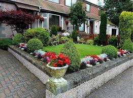 Tentunya taman ini menjadi tempat pelarian sempurna untuk melepas penat setelah seharian bekerja. 65 Desain Taman Depan Rumah Mungil Minimalis Pertamanan Halaman Depan Ide Taman Depan Desain Lanskap