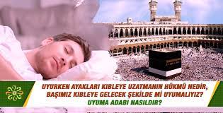 Öyle ise de biraz yana doğru yönelin tam kıbleye uzanmamış olursunuz. Uyurken Ayaklari Kibleye Uzatmanin Hukmu Nedir Basimiz Kibleye Gelecek Sekilde Mi Uyumaliyiz Uyuma Adabi Nasildir Sorularla Islamiyet