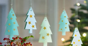 Ne jetez plus vos rouleaux de papier toilette vides et regardez ces astuces pour apprendre à les réutiliser de façon ludique. 100 Decorations De Noel A Faire En Papier Marie Claire