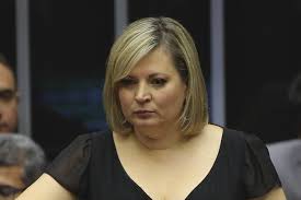 Após mais de dez anos sem contato com o pai, ela o reencontrou e os dois fizeram as pazes. Joice Hasselmann Perde 24 Quilos E Compartilha Fotos De Maio