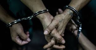 انتقل فريق من جهات التحقيق، لمعاينة مسرح مشاجرة بين عدد من الأشخاص بجوار محطة مترو المرج، وتبين من المعاينة وجود فوارغ لطلقات خرطوش زجاجات مواد غازية في المكان وحطام زجاجات وحجارة. Ø§Ù„Ù…Ø¹Ø§ÙŠÙ†Ø© ÙˆÙ‚ÙˆÙ Ø¨Ø§Ø¦Ø¹ Ø£Ù…Ø§Ù… Ø¹ØµØ§Ø±Ø© ÙˆØ±Ø§Ø¡ Ù…Ø´Ø§Ø¬Ø±Ø© Ø§Ù„Ù…Ø±Ø¬ ÙˆØ§Ù„Ù‚Ø¨Ø¶ Ø¹Ù„Ù‰ 9 Ù…ØªÙ‡Ù…ÙŠÙ† Ø§Ù„ÙŠÙˆÙ… Ø§Ù„Ø³Ø§Ø¨Ø¹
