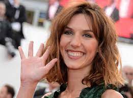 Select from premium doria tillier of the highest quality. Doria Tillier Maitresse De Ceremonie De Cannes 2021 Ce Tacle Violent Qu Elle A Envoye A Nicolas Bedos