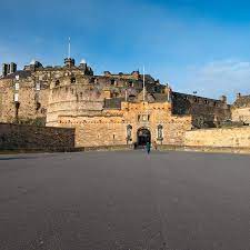The volcanic castle rock offers a naturally defended position, with sheer cliffs to north and south, and a steep ascent from the west. Itineraries Morning Edinburgh Castle
