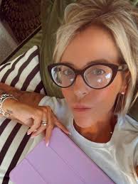 ✨ Dopo una domenica di buon cibo e risate in famiglia… è tempo di  rimettersi in pari con un po' di lavoro 💻 La bellezza di questo lavoro è  che posso gestirlo