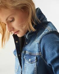 El jean recto es uno de los estilos más favorecedores y fáciles de  combinar. Con su perfect fit y sus detalles no querrás que este ítem falte  en tu armario! Encontralos en